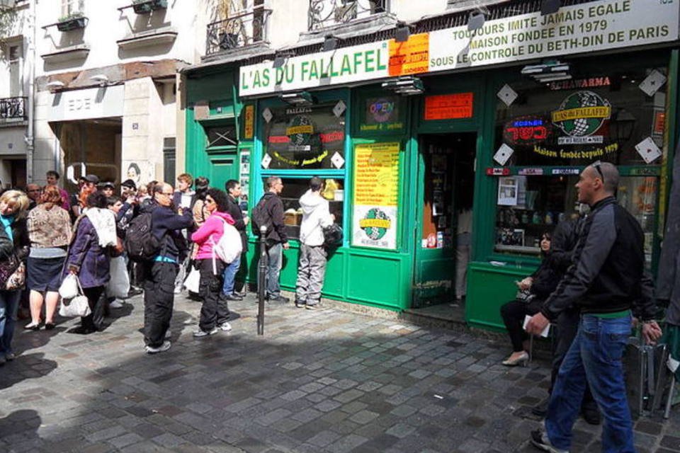 População ainda teme voltar a frequentar restaurantes e cafés na Europa