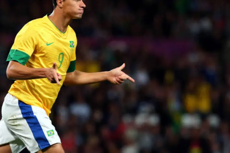 Leandro Damião comemora gol durante partida com a Seleção Brasileira, em Manchester (Stanley Chou/Getty Images)