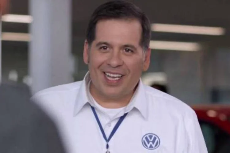O humorista Leandro Hassum anuncia ofertas da Volkswagen (Reprodução/Youtube)