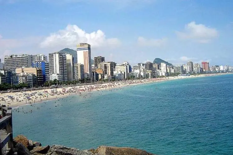 
	Vista de Leblon e Ipanema: nps &uacute;ltimos feriad&otilde;es, o n&uacute;mero de roubos nas &aacute;reas tur&iacute;sticas do Rio, especialmente nas praias, se multiplicou
 (Jeff Belmonte/Wikimedia Commons)