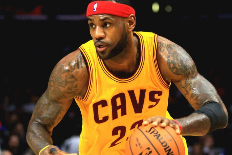 LeBron James: ele e outros atletas criticaram a Under Armour após marca apoiar política de Trump (Reprodução)