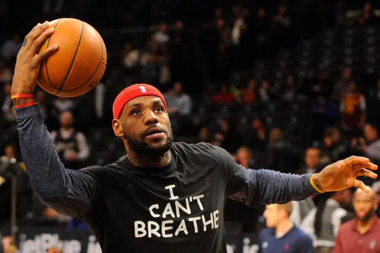 LeBron James: jogador do Cleveland Cavaliers e outros vestiram camisetas com as últimas palavras de Eric Garner, “Eu não consigo respirar” (Robert Deutsch-USA TODAY Sports)