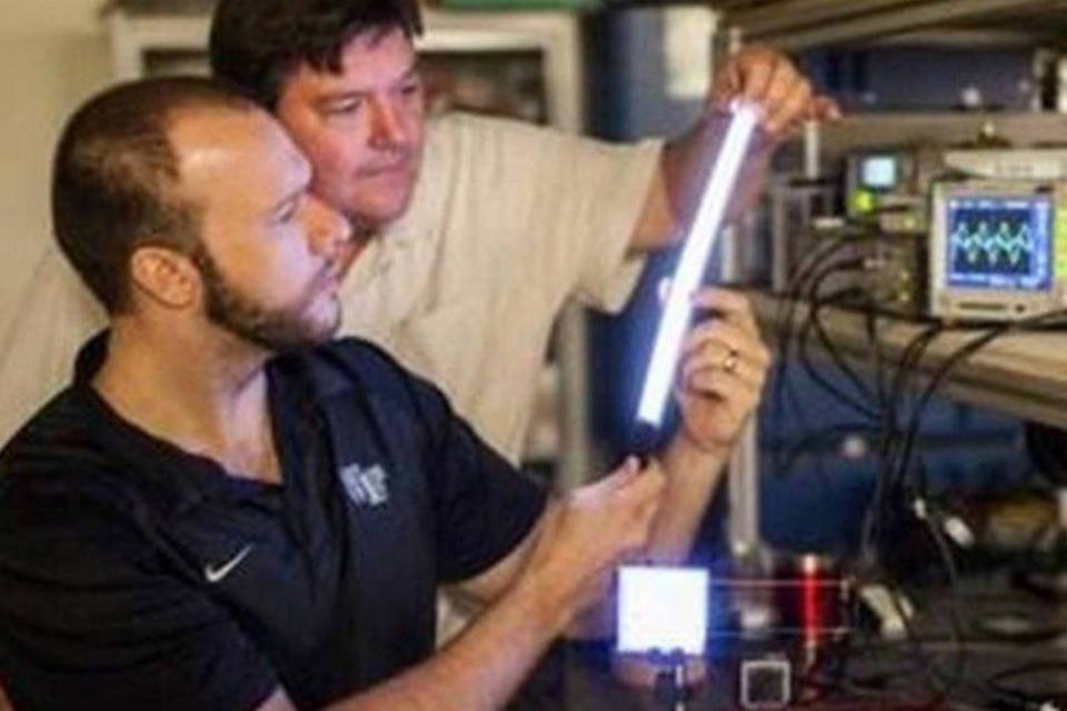 Cientistas criam lâmpada de plástico superior ao LED