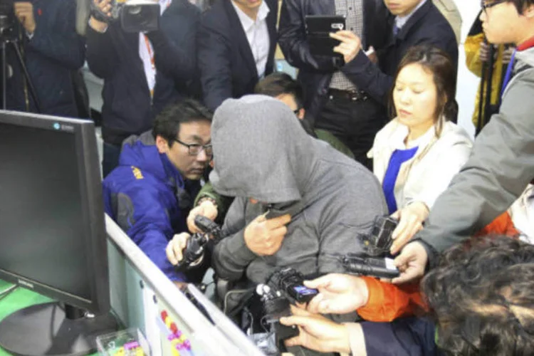 Lee Joon-Seok (C), capitão do navio sul-coreano Sewol: "sinto muito pelos passageiros e os familiares dos desaparecidos" (Yonhap/Reuters)