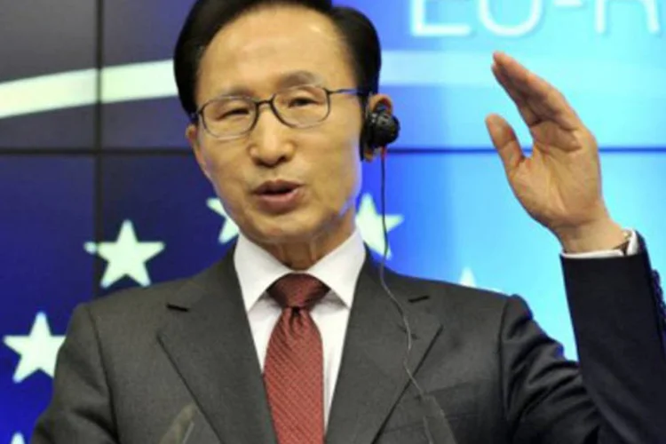 O presidente sul-coreano, Lee Myung-Bak: diversos países, principalmente os EUA, pedem a valorização do iuane (Georges Gobet/AFP)