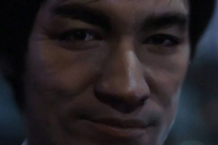 Bruce Lee digital em comercial criado para público chinês: apesar da autorização dada pela filha de Bruce, Shannon Lee, existe muita reclamação por ser um comercial de bebida alcóolica (Reprodução)
