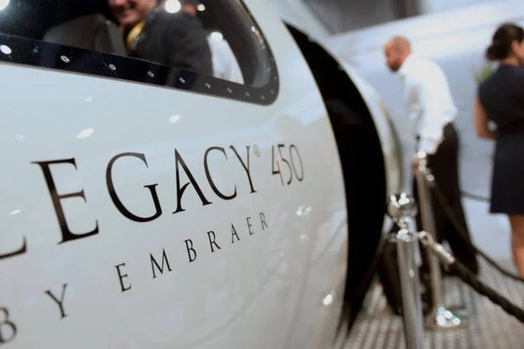 
	Jato Legacy 450, da Embraer, em exposi&ccedil;&atilde;o em uma feira de avia&ccedil;&atilde;o de Las Vegas: a campanha de certifica&ccedil;&atilde;o envolveu dois prot&oacute;tipos, o primeiro com instrumentos de ensaio em voo e o segundo com um interior de produ&ccedil;&atilde;o
 (Jacob Kepler/Bloomberg)