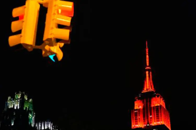 O Empire State Building de Nova York iluminado com a cor vermelha, para representar a vitória do Partido Republicano nas eleições legislativas de meio de mandato
 (Mladen Antonov/AFP)