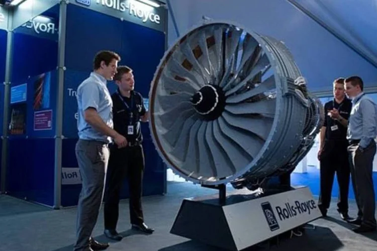 Motor Rolls-Royce feito de Lego (Divulgação)