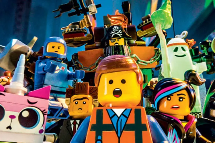 O anti-herói Emmet (centro) em cena do filme da Lego: 37 dos 46 personagens são bonecos do portfólio da empresa (Divulgação / EXAME)