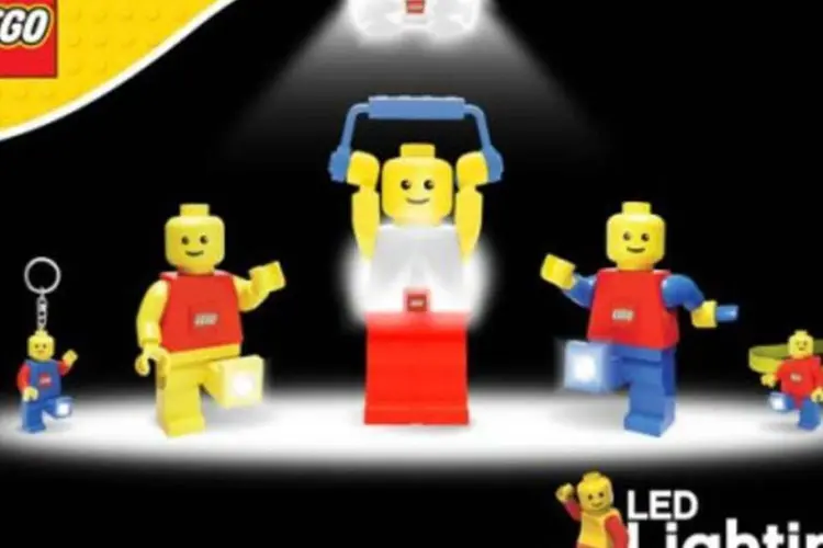 Os produtos da linha Lego Led Lighting vem baterias de longa duração (Divulgação/Divulgação)