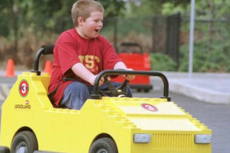 Menino se diverte no Legoland da Califórnia: o grupo dinamarquês já construiu quatro parques de diversão (Tom Kurtz/AFP)