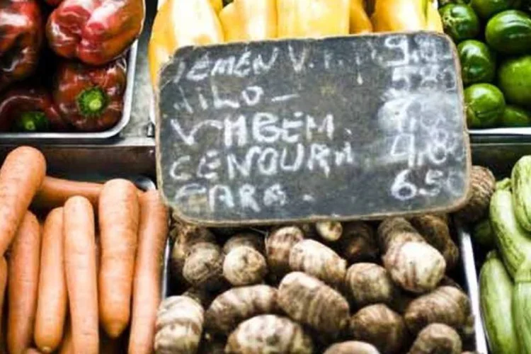 
	Legumes em feira livre: pelo segundo m&ecirc;s consecutivo, o grupo Alimenta&ccedil;&atilde;o apresentou a maior varia&ccedil;&atilde;o, de 0,74%
 (Alexandre Battibugli)