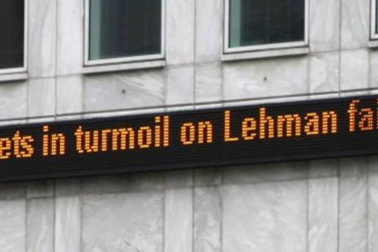 A decisão do governo americano em salvar, durante a crise de 2008, os bancos Merrill Lynch e Bear Stearns, porém negar o resgate ao Lehman Brothers, desencadeou a maior crise financeira desde a Grande Depressão (.)