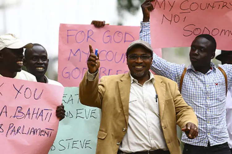 
	Pastor Martin Ssempa lidera uma marcha com apoiadores da lei antigay, em Kampala, Uganda
 (Edward Echwalu/Reuters)