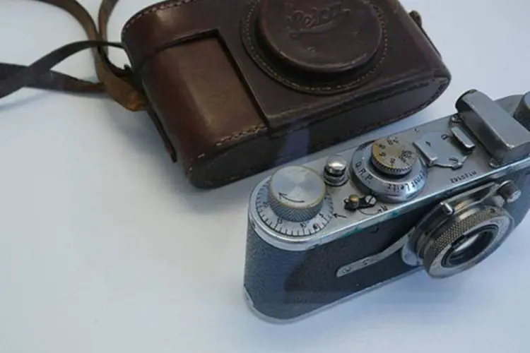
	C&acirc;mera Leica usada por Henri Cartier-Bresson: Martine come&ccedil;ou a fotografar em 1963
 (Wikimedia Commons)