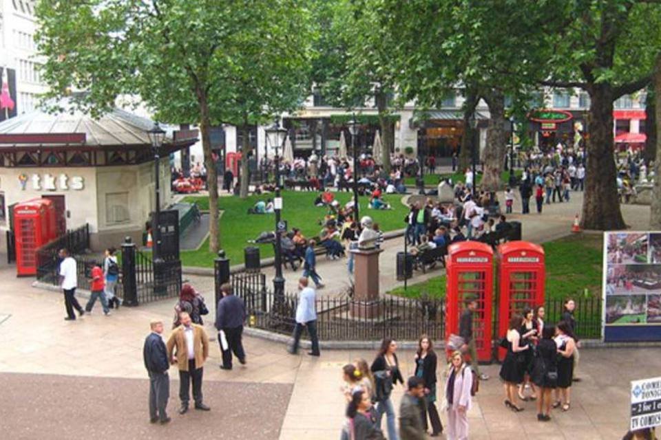 Leicester Square é reaberta ao público em Londres