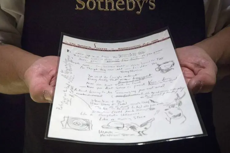 Funcionário da Sotheby's mostra o manuscrito da letra de "Like A Rolling Stone", de Bob Dylan (Brendan McDermid/Reuters)