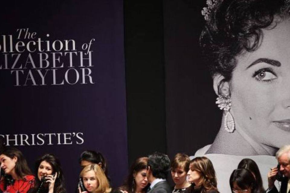 Leilão de objetos de Liz Taylor arrecada US$ 183 milhões