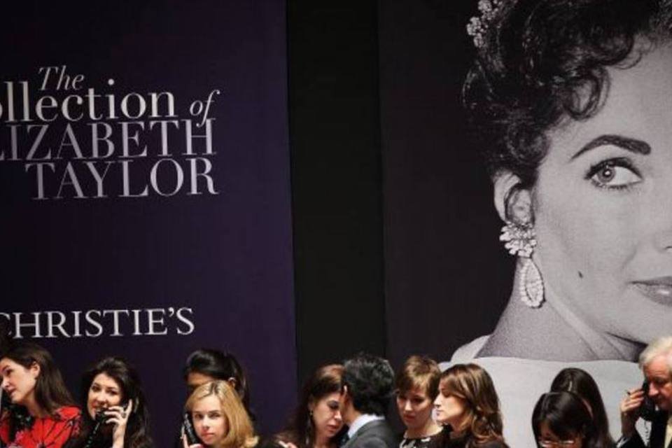 Leilão de objetos de Liz Taylor arrecada US$ 2,5 mi em Nova York