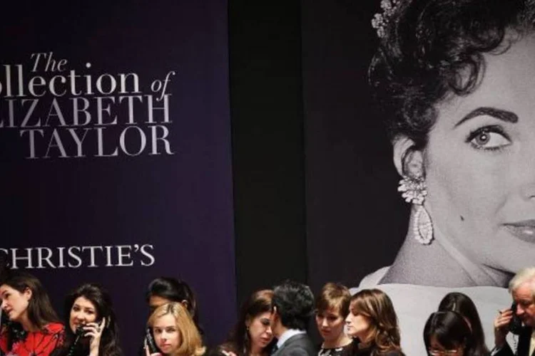 A peça produzida por Warhol, aliás, foi a única obra de arte do leilão, centrado no guarda-roupa da estrela de Hollywood (Spencer Platt/Getty Images)