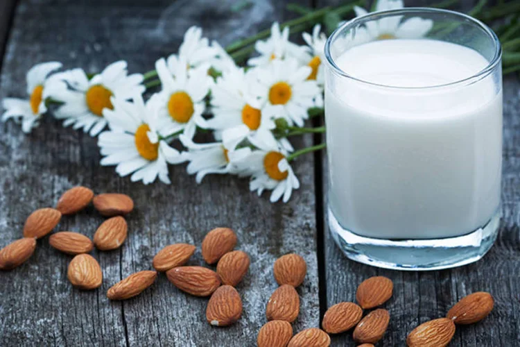 Leite de amêndoa é uma opção saborosa de bebida vegetal (Thinkstock/Reprodução)