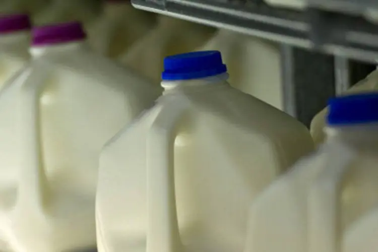 Garrafas de leite: o órgão também quer que a Justiça proíba os demandados de produzir, transportar ou fornecer produtos lácteos que não atendam às normas legais, sob pena de multa de R$ 500 mil em caso de descumprimento. (GettyImages)