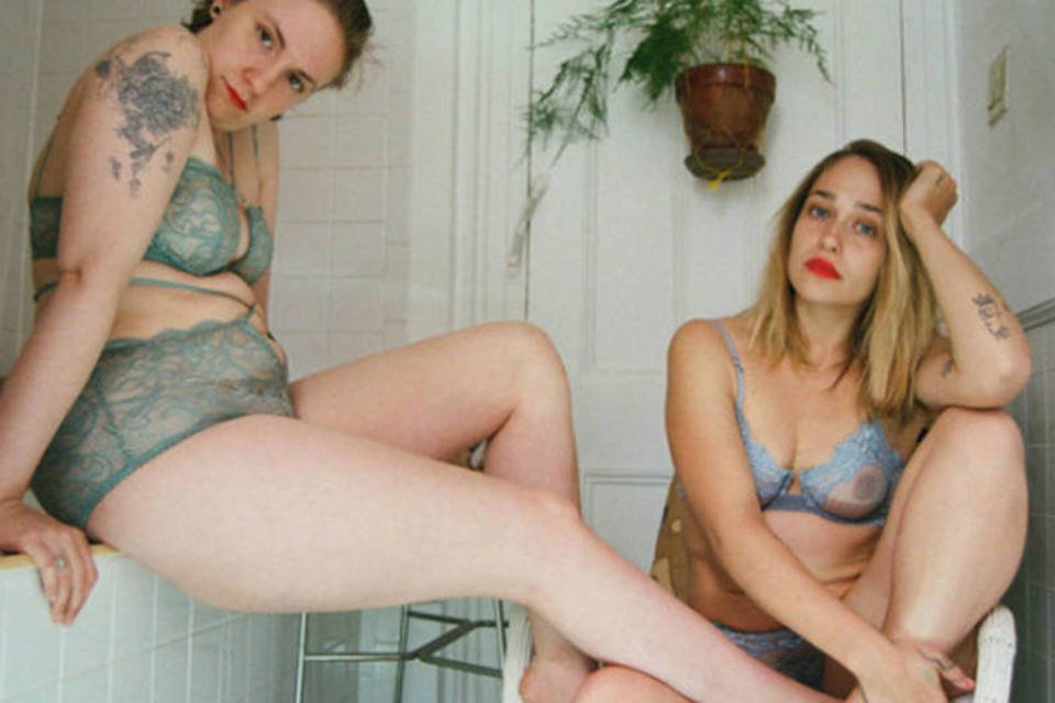 
	Lena Dunham e Jemina Kirke: o projeto Lonely Girls da marca reune diversas mulheres, com corpos diferentes, vestindo lingerie da sua pr&oacute;pria maneira e em seus pr&oacute;prios espa&ccedil;os
 (Divulgação/Lonely Girls)