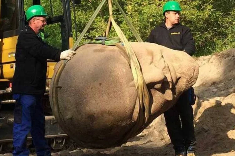 
	Cabe&ccedil;a de est&aacute;tua gigante de L&ecirc;nin &eacute; desencavada em Berlim: monumento foi derrubado sem maiores cerim&ocirc;nias ap&oacute;s a queda do Muro
 (REUTERS/Martin Schlicht)