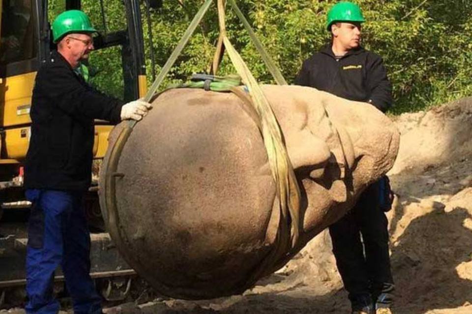 Cabeça de estátua de Lênin é desencavada e será exposta