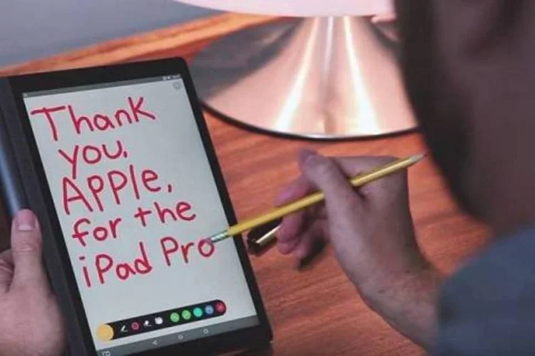 
	Lenovo destaca a qualidade da caneta stylus em seu modelo Yoga 3 Pro, concorrente do iPad
 (Reprodução/YouTube)
