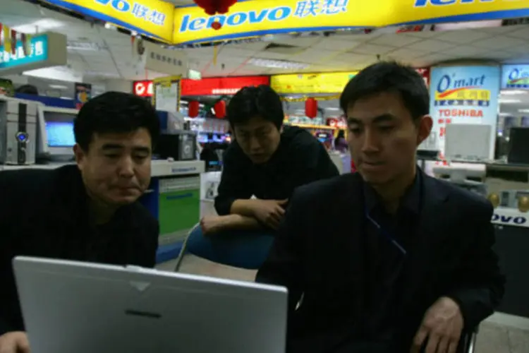 Vendedor testa um computador da Lenovo em uma loja em Pequim: companhia respondeu por 12,62 milhões de computadores (16,69%) vendidos (Cancan Chu/Getty Images)