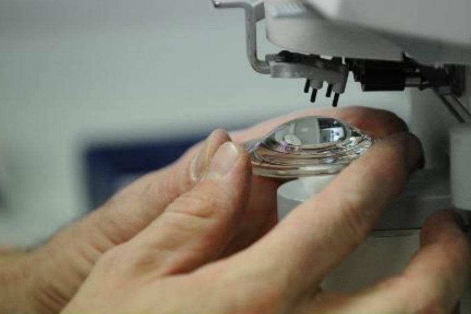 Lente sendo feita em fábrica na França: testes clínicos devem ser iniciados no ano que vem (AFP/ Jean-Christophe Verhaegen)