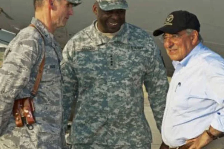 Secretário de Defesa dos EUA, Leon Panetta, conversa com soldados em Bagdá, Iraque (Paul J. Richards/AFP)