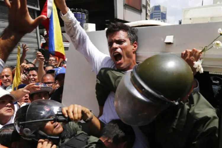 Leopoldo Lopez, líder da oposição venezuelana, entra em um veículo blindado da Guarda Nacional em Caracas (Jorge Silva/Reuters)