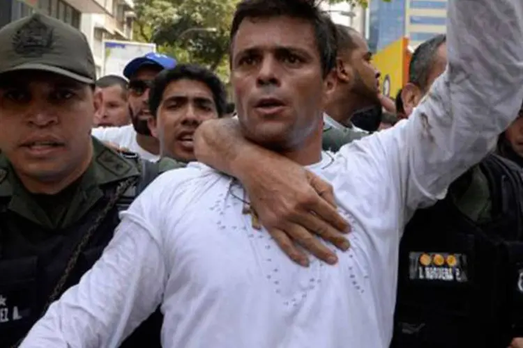 
	Leopoldo L&oacute;pez se entrega a pol&iacute;cia durante um protesto em Caracas, na Venezuela
 (Juan Barreto/AFP)