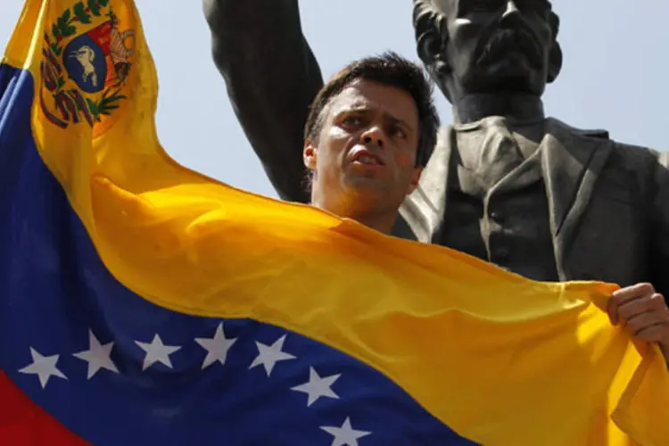 Líder opositor Leopoldo Lopez discursa na Venezuela: se entregou às forças de segurança na terça-feira, depois de liderar três semanas de protestos na Venezuela (Jorge Silva/Reuters)