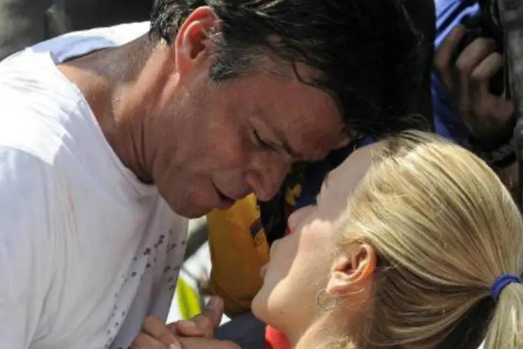 Leopoldo López beija a mulher durante uma manifestação em Caracas, Venezuela (LEO RAMIREZ/AFP)