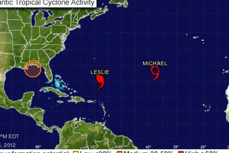 
	O furac&atilde;o avan&ccedil;a lentamente (4 km/h) em dire&ccedil;&atilde;o ao norte, j&aacute; a tempestade&nbsp;&#39;&#39;Michael&#39;&#39;&nbsp;tamb&eacute;m se desloca com lentid&atilde;o para o nordeste, a 11 km/h
 (Reprodução/NOAA)