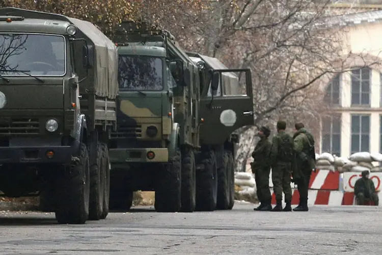 Homens armados são vistos no território controlado pela autoproclamada República Popular de Donetsk (Maxim Zmeyev/Reuters)