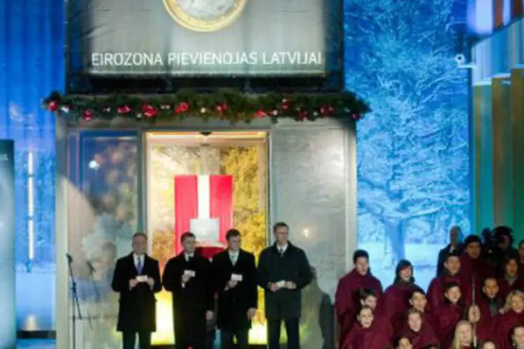 Cerimônia para comemorar a entrada da Letônia na Zona do Euro: déficit público dos então 17 membros da zona euro (sem a Letônia) foi menor que no segundo trimestre (Aivars Liepins/AFP)