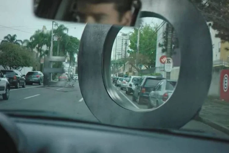 
	&quot;Voc&ecirc; n&atilde;o faz ideia do acidente que uma letra pode causar. Se dirigir, n&atilde;o digite&quot;, alerta campanha
 (Reprodução/Vimeo)