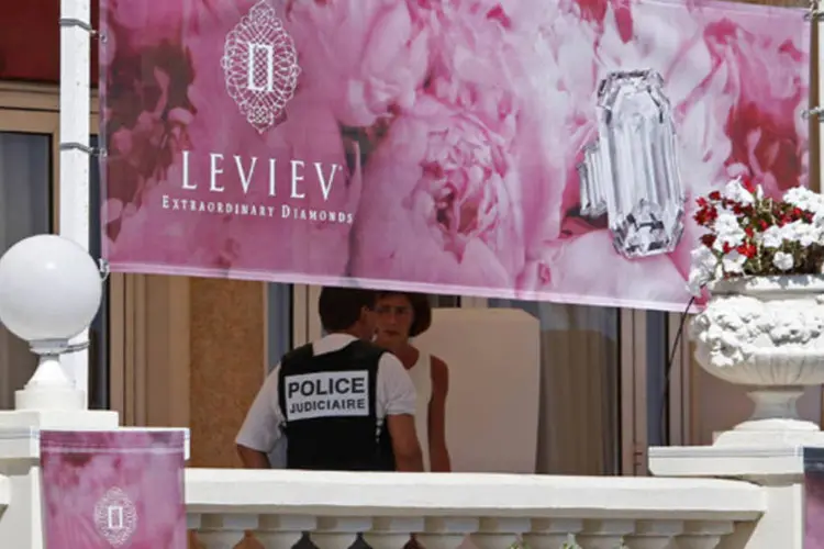 Uma exposição organizada pela joalheria Leviev em um luxuoso hotel de Cannes foi assaltada: em nível mundial, considera-se que o maior roubo deste tipo ocorreu em fevereiro de 2003 na Antuérpia, onde foram roubados diamantes no valor de 100 milhões de euros. ( REUTERS/Eric Gaillard)