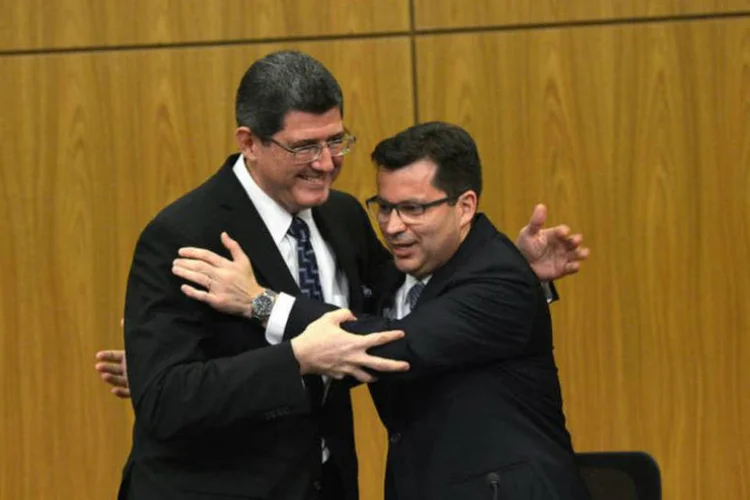 O novo ministro da Fazenda, Joaquim Levy (E), recebe o cargo do ministro interino da Fazenda, Paulo Caffarelli (Wilson Dias/ABr)