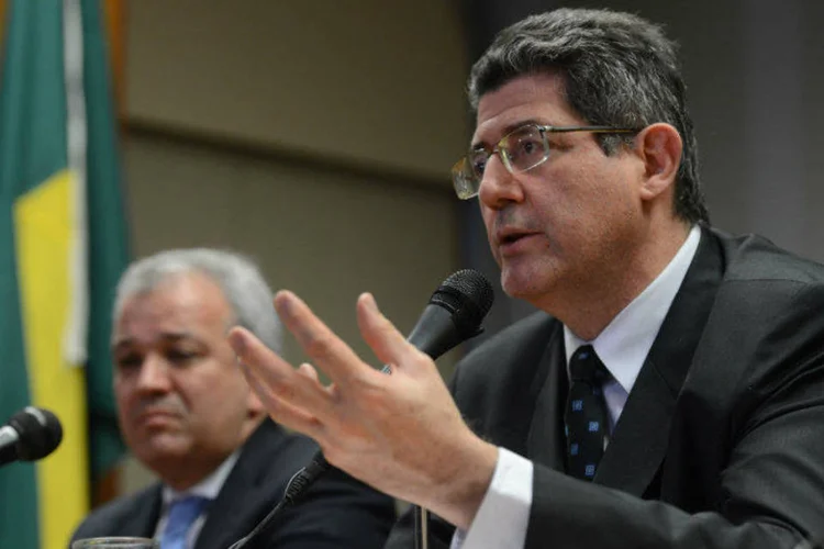 
	O ministro da Fazenda, Joaquim Levy: em entrevista coletiva nesta tarde, Levy disse que o governo n&atilde;o pode agir sozinho e que a sociedade tem que entender a import&acirc;ncia de se colocar as contas fiscais em ordem
 (Fabio Rodrigues Pozzebom/Agência Brasil)