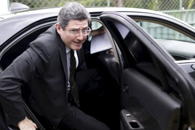 
	Ministro da Fazenda, Joaquim Levy: ao chegar ao pr&eacute;dio pela manh&atilde;, ele reuniu-se com os manifestantes para pedir a desocupa&ccedil;&atilde;o
 (REUTERS/Ueslei Marcelino)