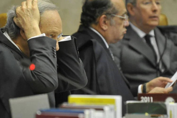 
	Ministros do STF votam pena de Marcos Val&eacute;rio: outros quatro r&eacute;us tamb&eacute;m j&aacute; colocaram o passaporte &agrave; disposi&ccedil;&atilde;o da Justi&ccedil;a
 (José Cruz/ABr)