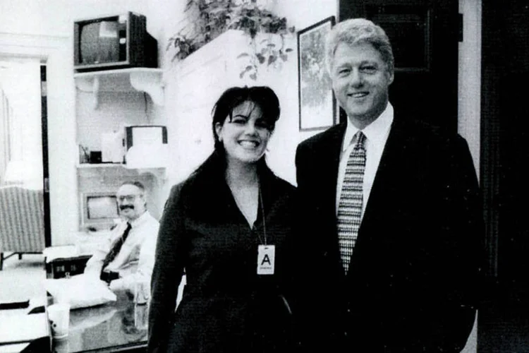 Mônica Lewinsky e Bill Clinton: imagem de arquivo mostra o momento em que a então estagiária da Casa Branca conhecia o presidente dos EUA (Getty Images)
