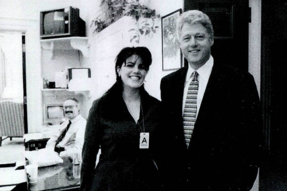 Veja Monica Lewinsky eternizada na sombra de Bill Clinton