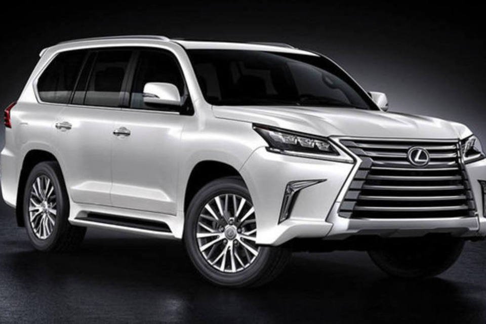 Lexus LX 570 ganha "cara de mau" em facelift